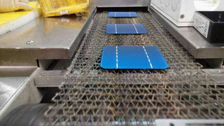 Using a conveyor belt with S-shaped cells